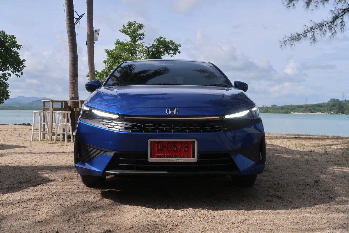 Honda City 2026 e:HEV V ด้านหน้าตรงริมทะเลสาบ