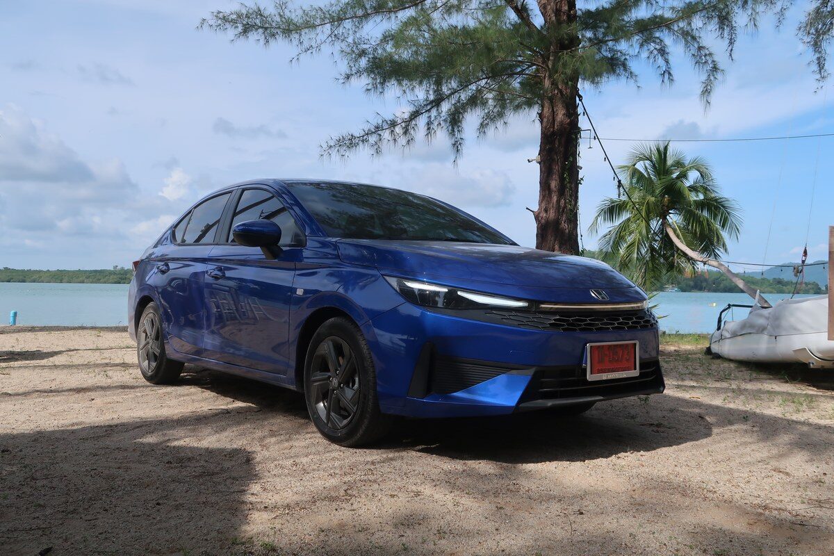 Honda City 2026 e:HEV V ด้านหน้าเฉียงริมทะเลสาบ