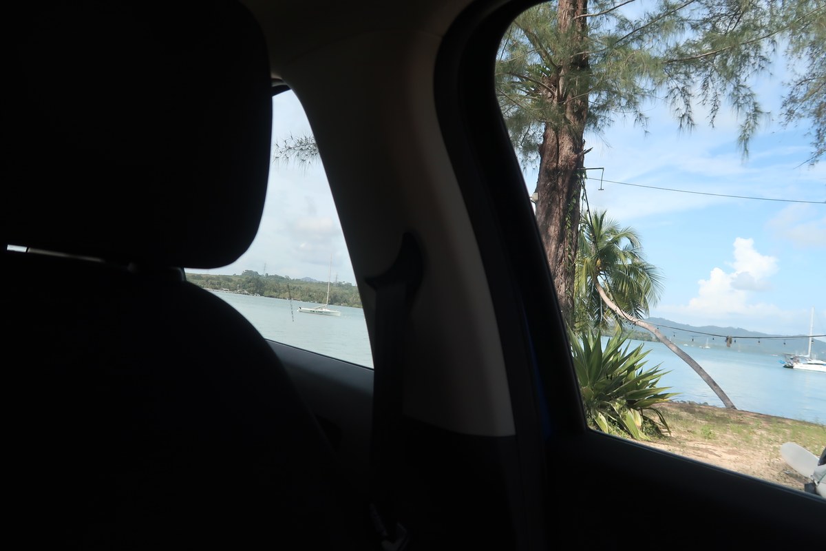 มุมมองภายในรถผ่านกระจกหน้าต่างเห็นทะเลระหว่างทดสอบขับ Honda City e:HEV