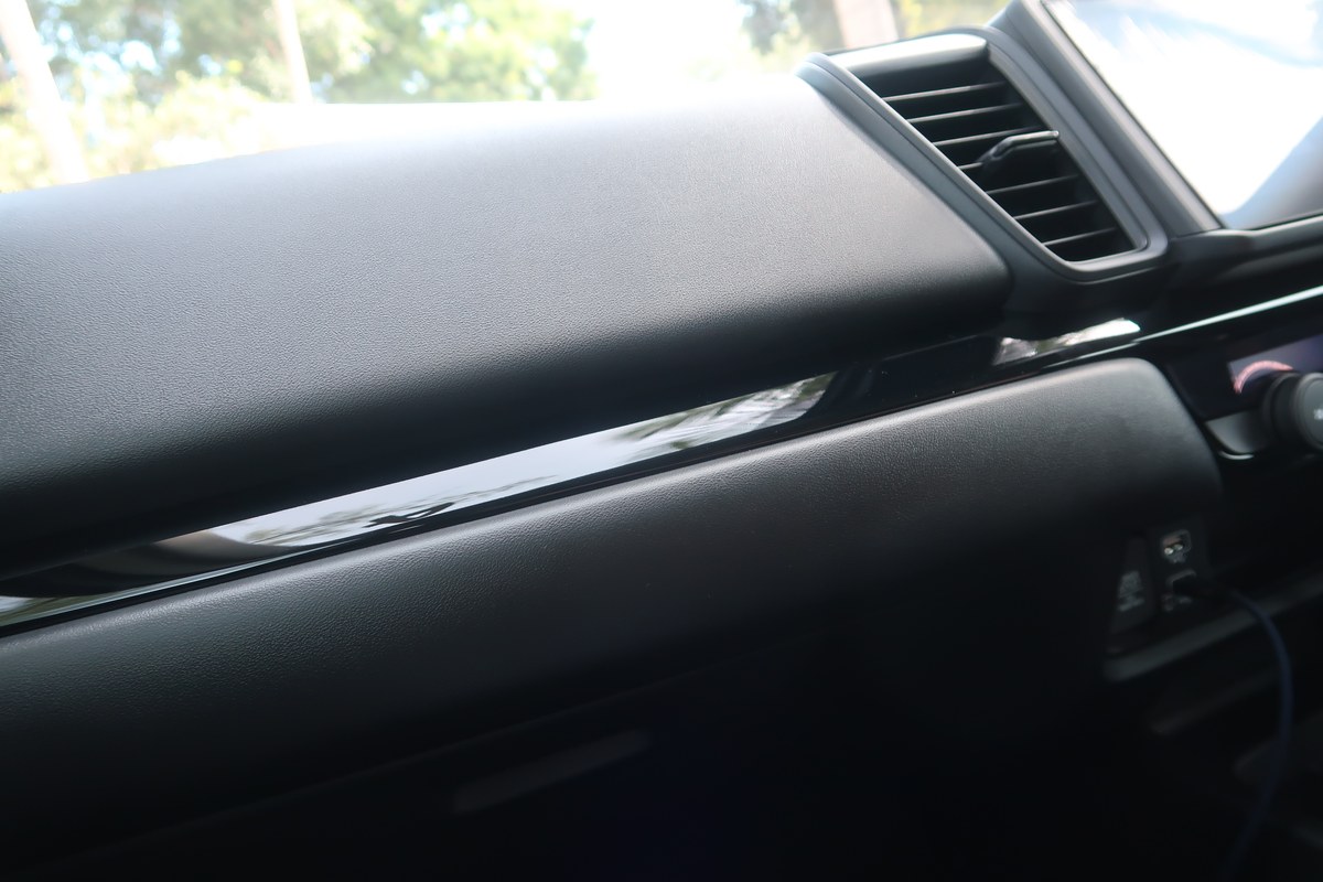 แถบตกแต่งเงาสีดำบนคอนโซลหน้า Honda City 2026 e:HEV V