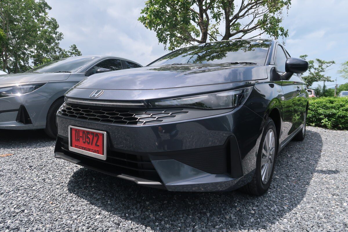 Honda City 2026 สีเทาเข้มจอดในงานเปิดตัว