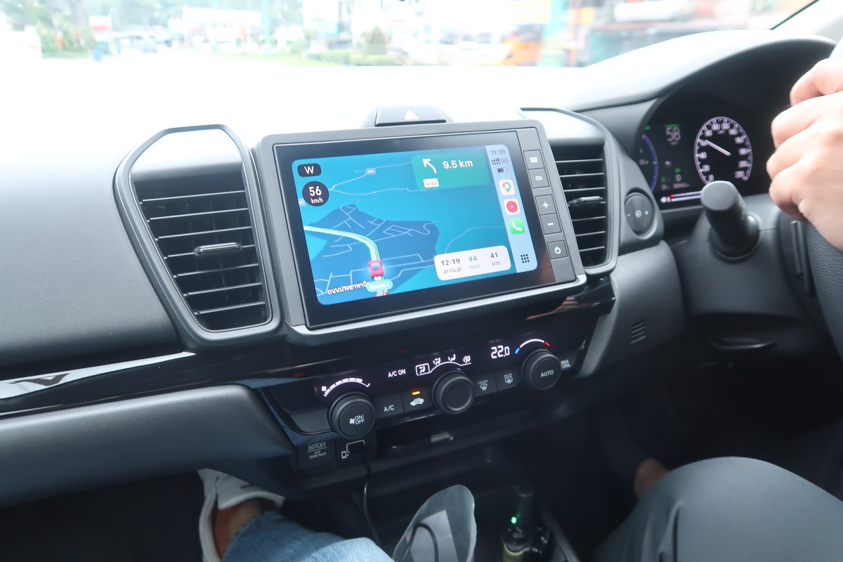 จอนำทาง Apple CarPlay บนคอนโซล Honda City e:HEV ขณะขับขี่