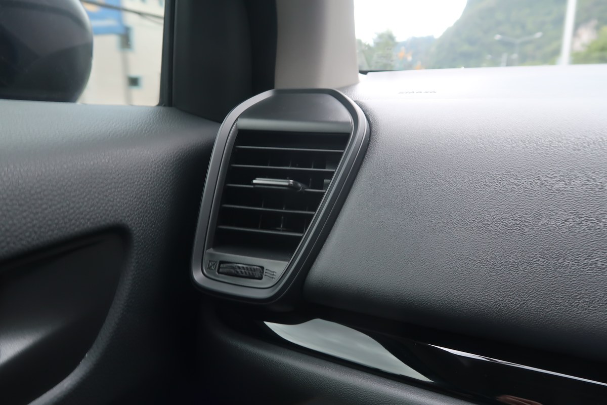 ช่องแอร์ด้านข้างคอนโซลผู้โดยสาร Honda City 2026 e:HEV V