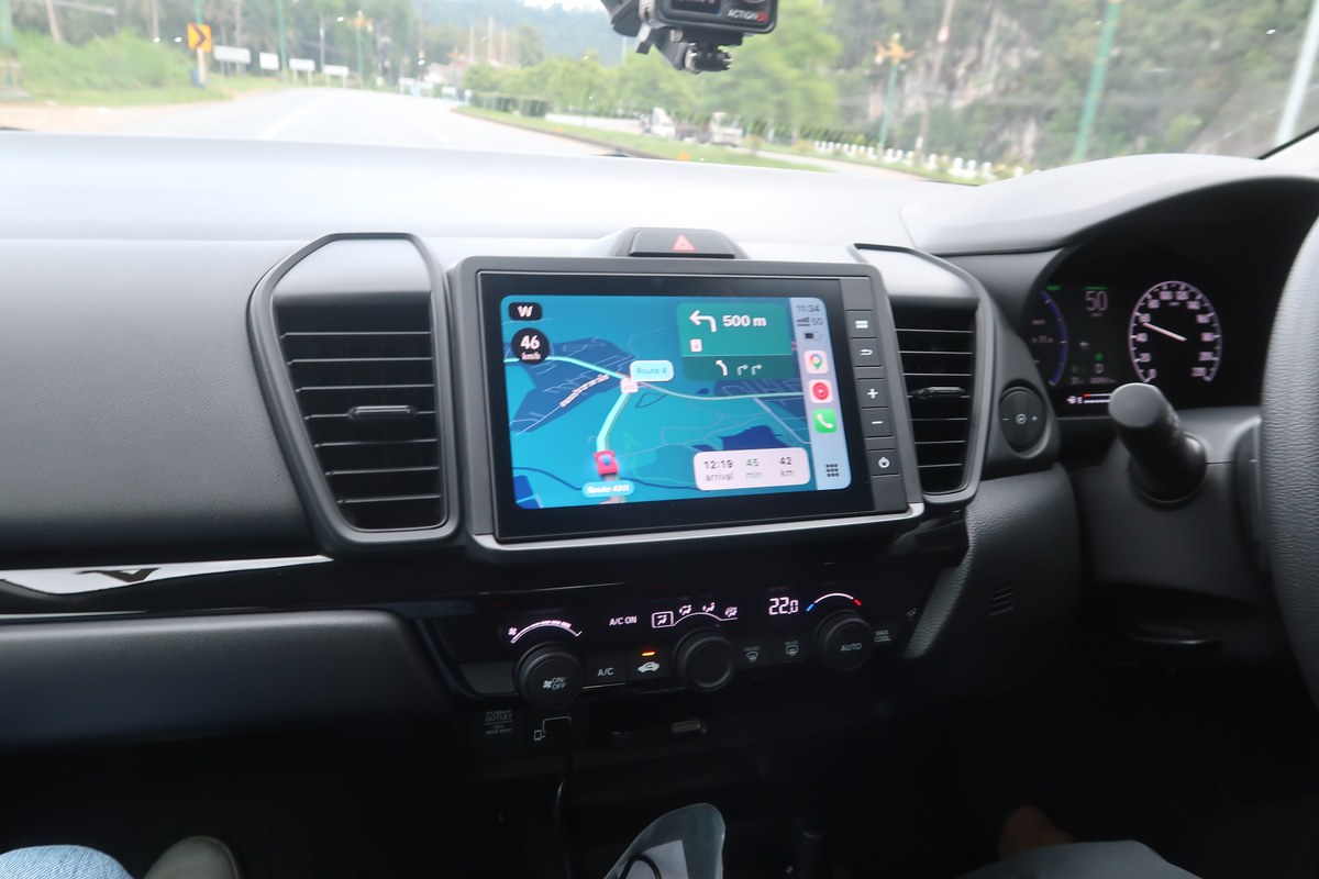 มุมมองขณะขับ Honda City e:HEV V บนทางหลวงพร้อมจอนำทาง
