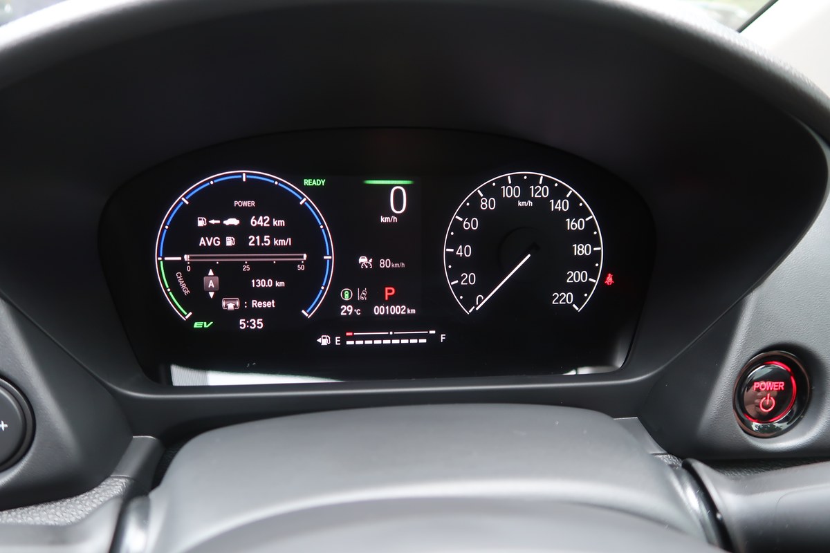 มาตรวัด Honda City e:HEV V แสดงอัตราสิ้นเปลืองเฉลี่ย AVG 21.5 กิโลเมตรต่อลิตร ระหว่างทดสอบขับจริง