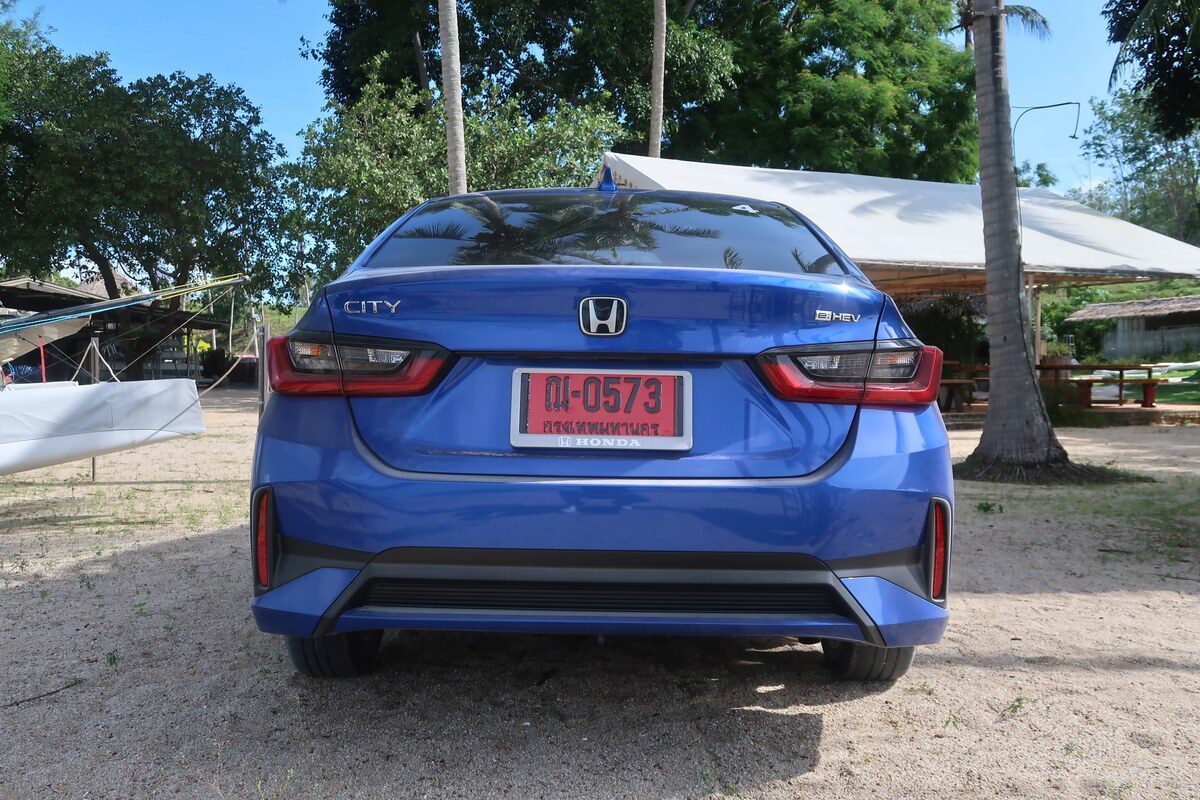 ด้านหลัง Honda City 2026 e:HEV V ตราสัญลักษณ์ City และ e:HEV
