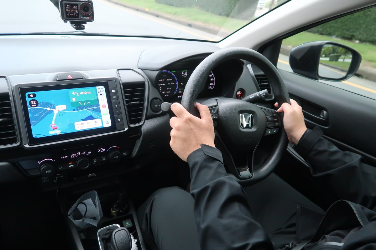 มุมมองขณะทดสอบขับ Honda City e:HEV V พร้อม Apple CarPlay นำทางบนหน้าจอ