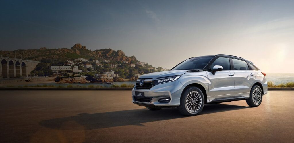Honda Avancier 2026 ภาพคีย์วิชวลสีเงิน front-3/4