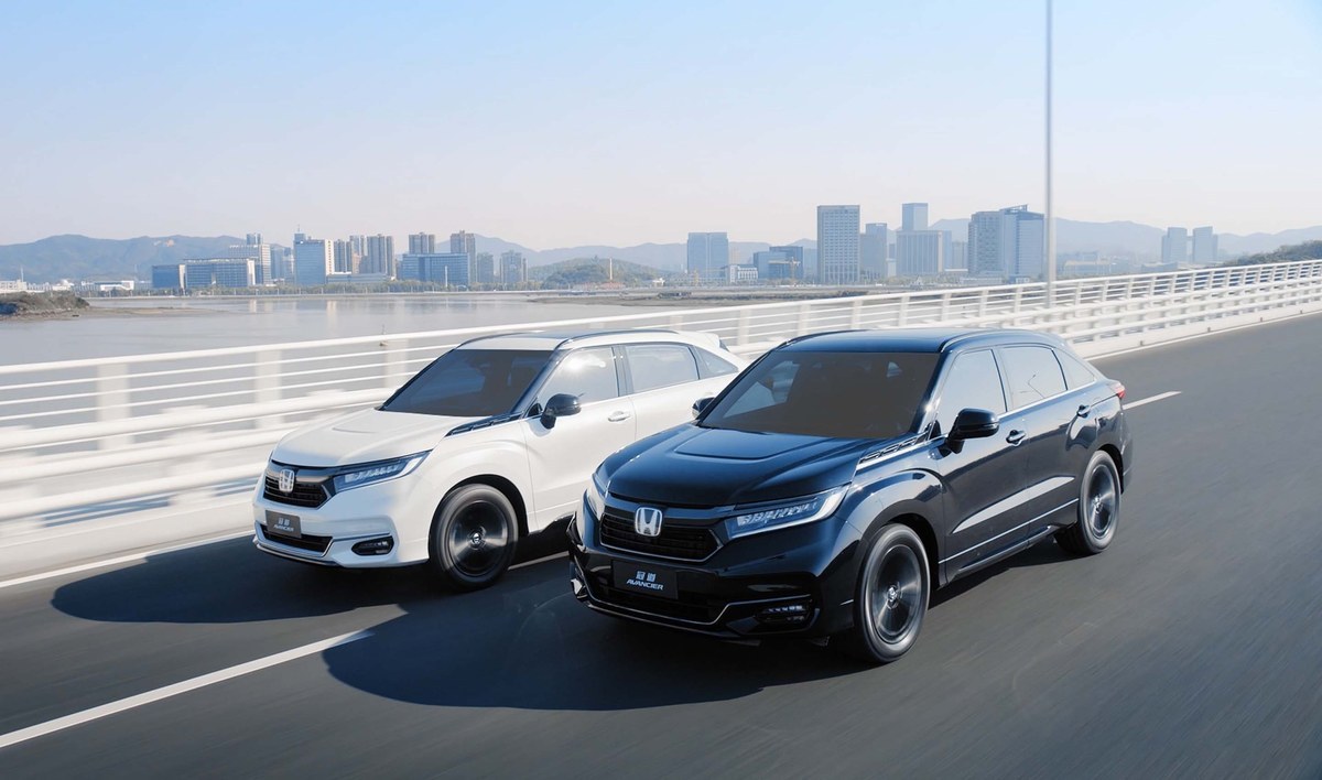 Honda Avancier 2026 สองคันสีขาวและดำบนสะพาน