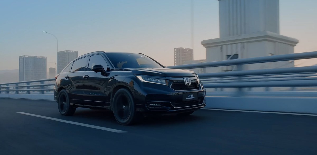 Honda Avancier 2026 สีดำวิ่งในเมือง front-3/4