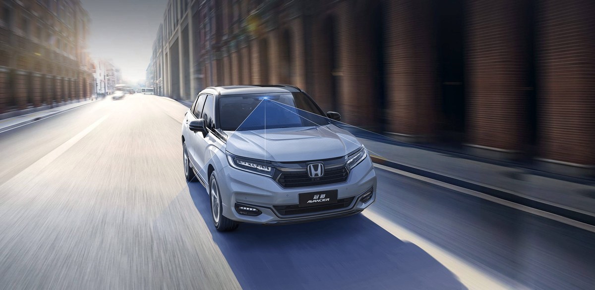 Honda Avancier 2026 สีเงินวิ่งในเมือง