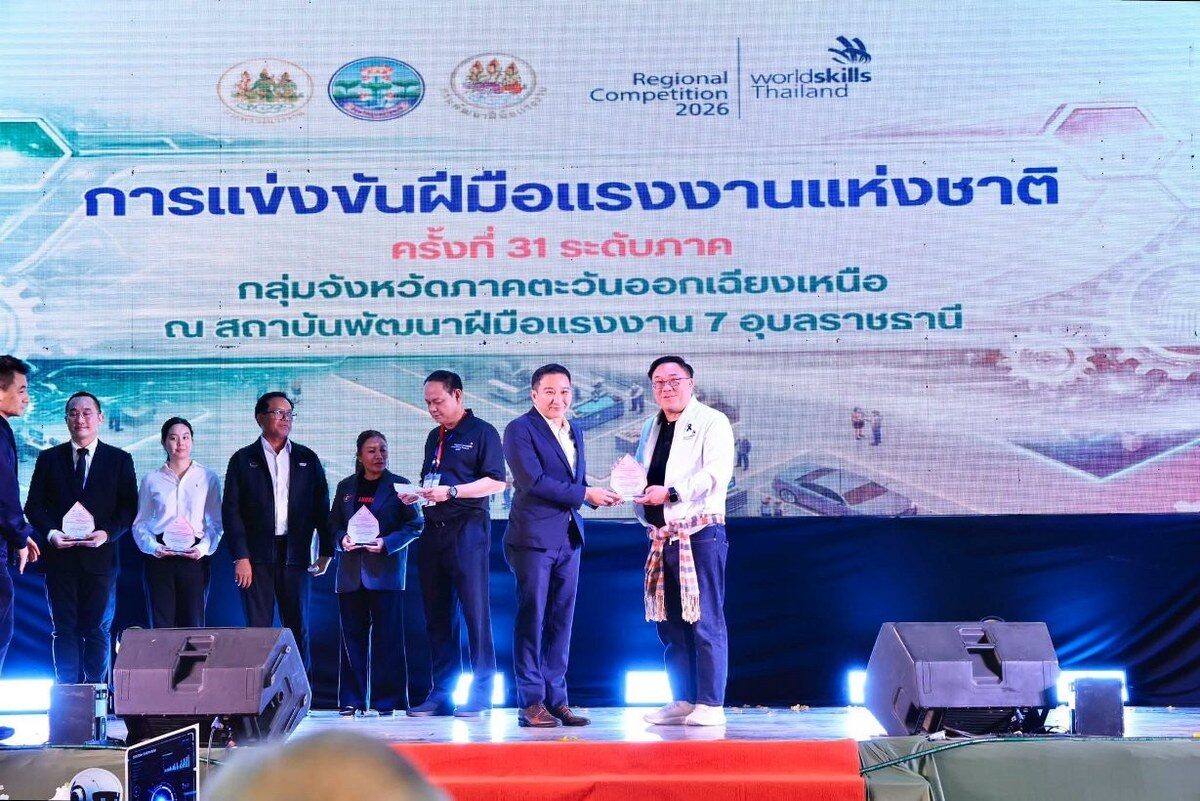 โตโยต้า รับมอบโล่เกียรติคุณผู้สนับสนุนการแข่งขันฝีมือแรงงานแห่งชาติ ครั้งที่ 31 ระดับภาค ย้ำความสำเร็จพัฒนาช่างตัวถังและสีสะสมกว่า 1,500 คน 3