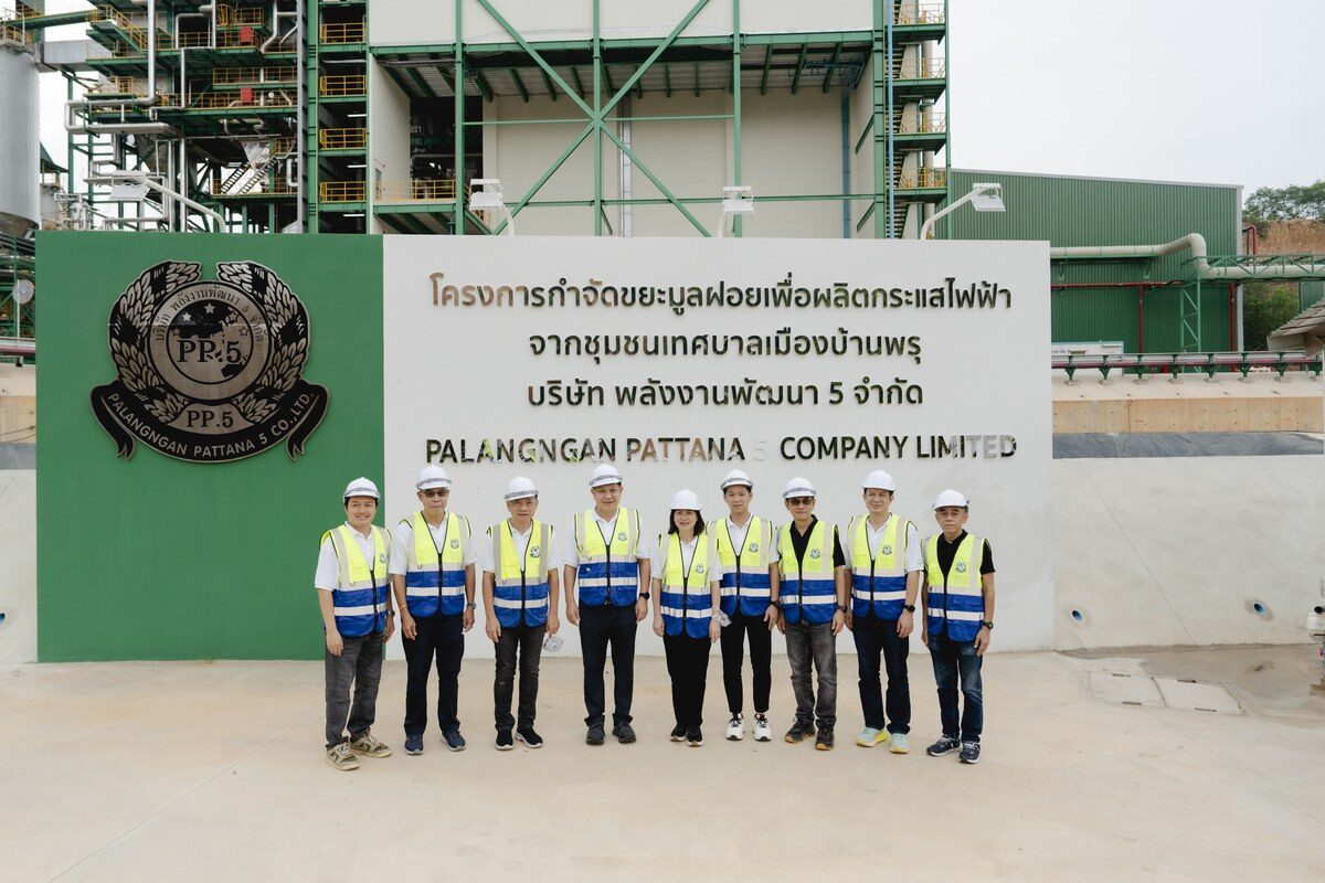 คณะผู้บริหาร PTG และ PP5 หน้าโรงไฟฟ้าขยะชุมชนเทศบาลเมืองบ้านพรุ จังหวัดสงขลา