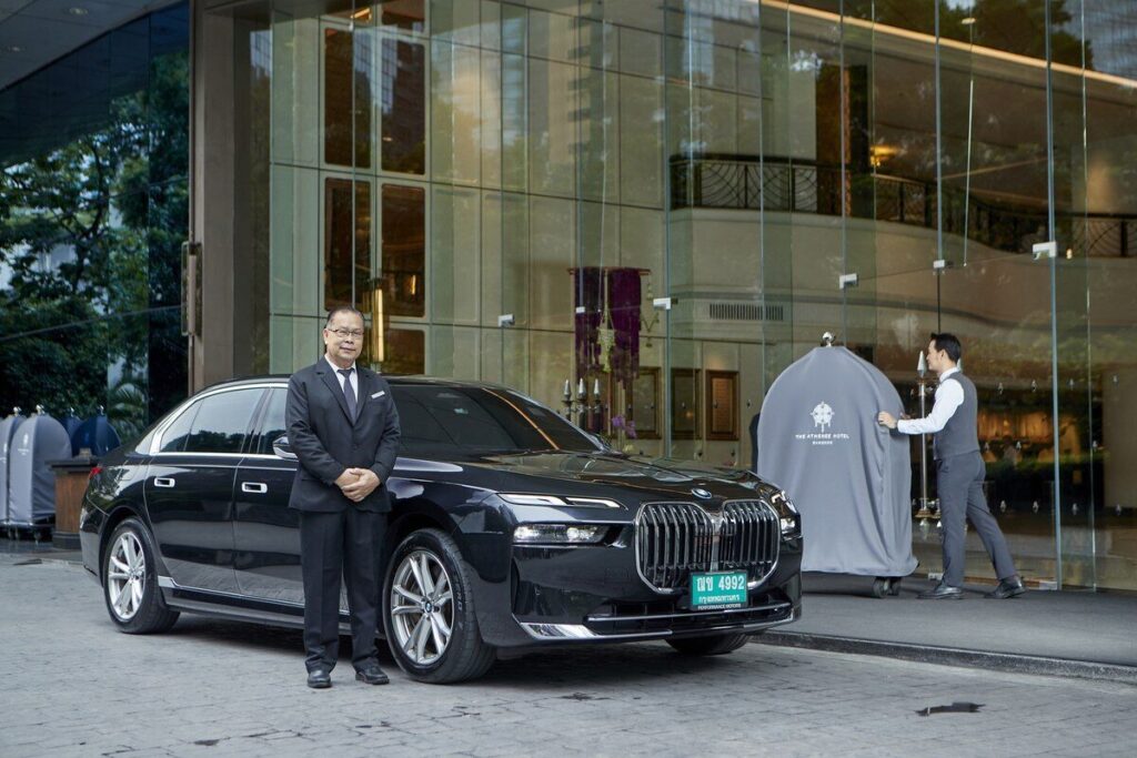 BMW 750e xDrive M Sport หน้าโรงแรม ดิ แอทธินี โฮเทล แบงค็อก ถนนวิทยุ