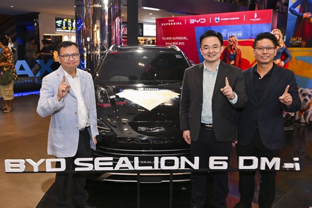 ผู้บริหาร BYD และ เรเว่ กับรถ BYD SEALION 6 DM-i ในงาน SUPERGIRL