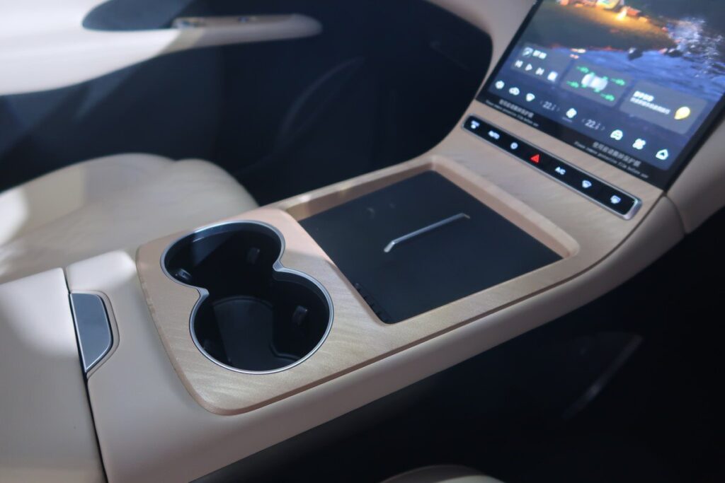 คอนโซลกลาง LEPAS L6 2026 พร้อมแท่นชาร์จไร้สาย