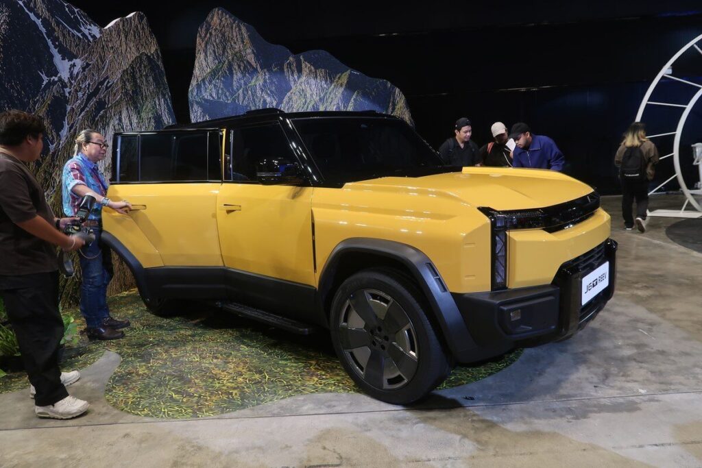 ภาพที่ 10 จากงาน CHERY TECH DAY 2026 รถเอสยูวี JAECOO สีเหลืองในพื้นที่จัดแสดง