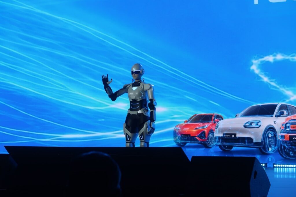 ภาพที่ 38 จากงาน CHERY TECH DAY 2026 บรรยากาศเวที TECH DAY 2026 พร้อมรถจัดแสดงและหุ่นยนต์