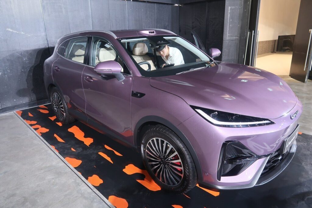 ภาพที่ 41 จากงาน CHERY TECH DAY 2026 รถเอสยูวีสีม่วงในพื้นที่จัดแสดง