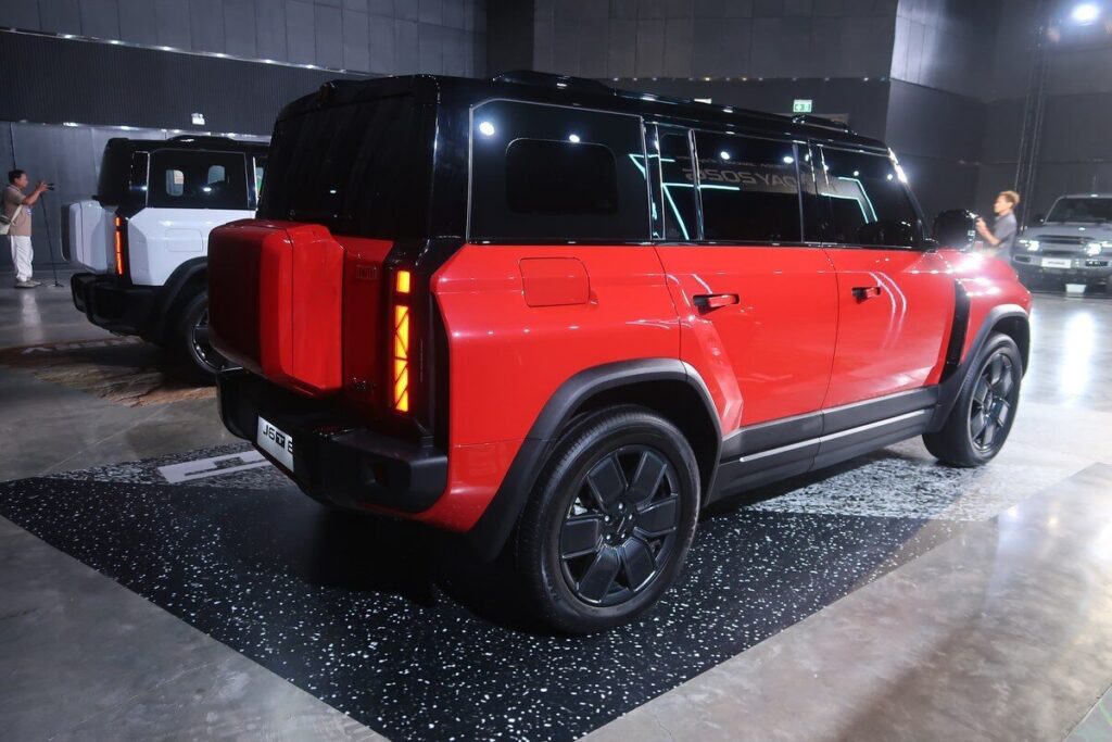 ภาพที่ 48 จากงาน CHERY TECH DAY 2026 รถ JAECOO 6T สีแดงและรถจัดแสดงในงาน TECH DAY 2026