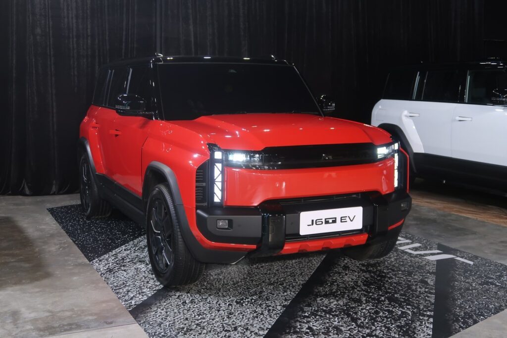 ภาพที่ 49 จากงาน CHERY TECH DAY 2026 รถ JAECOO 6T สีแดงและรถจัดแสดงในงาน TECH DAY 2026
