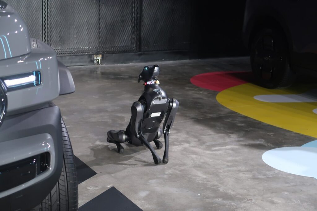 ภาพที่ 50 จากงาน CHERY TECH DAY 2026 รถ JAECOO 6T สีแดงและรถจัดแสดงในงาน TECH DAY 2026