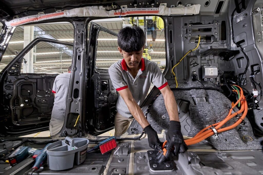 ทีมช่างไทยปฏิบัติงานบนสายประกอบ Chery V23