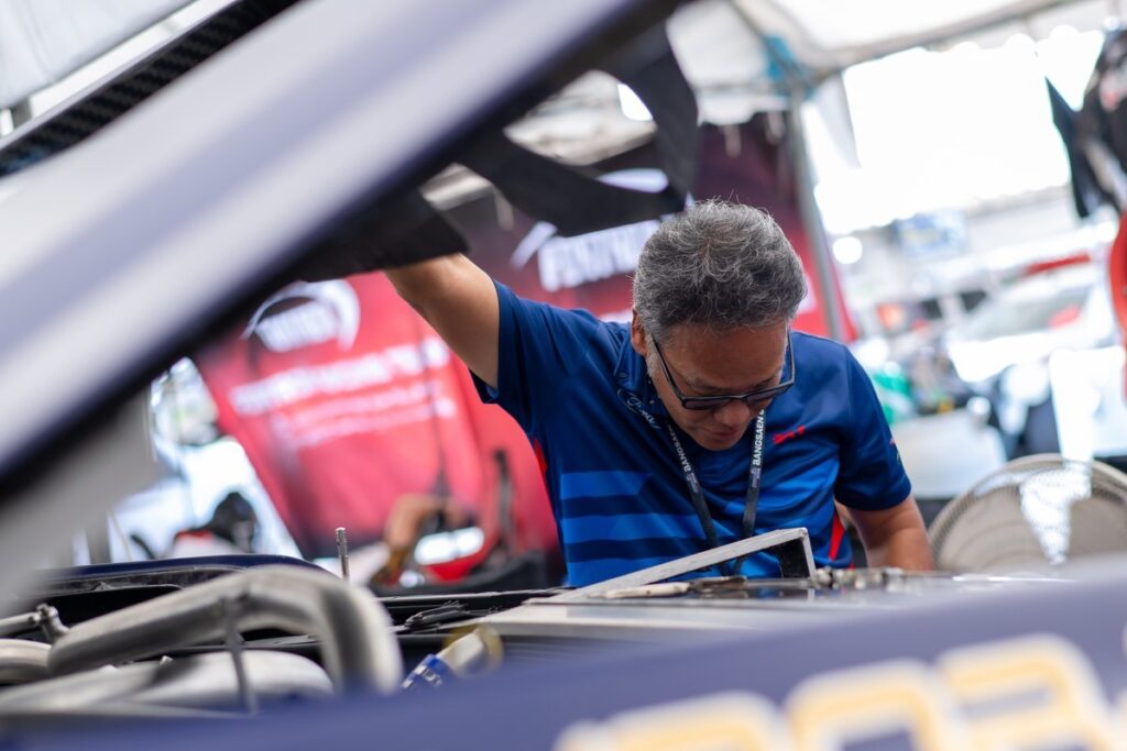 ทีมวิศวกร Ford Thailand Racing ตรวจเช็กรถแข่งในพิท