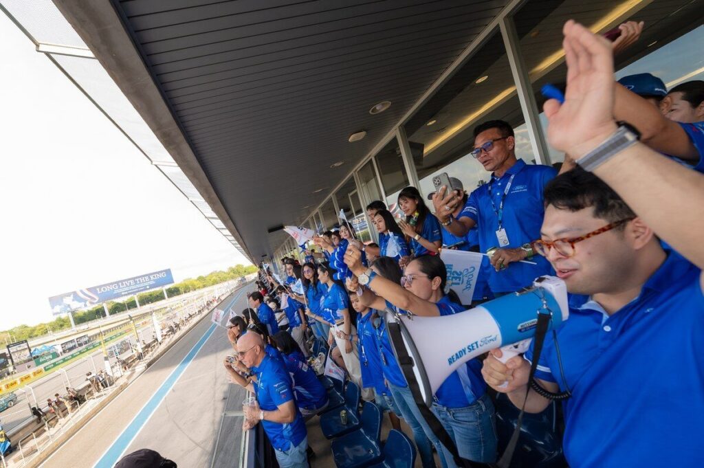 แฟนฟอร์ดร่วมเชียร์ทีม Ford Thailand Racing ในสนามแข่ง