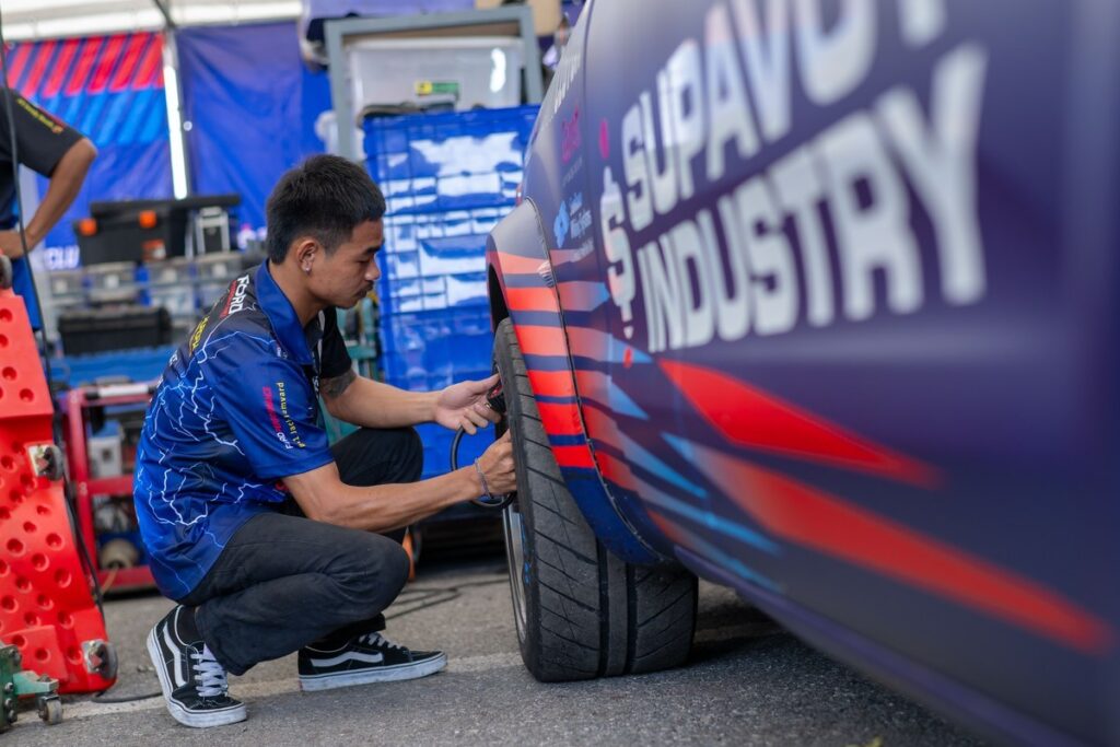 ทีมช่าง FTR ปรับเซ็ตอัปรถแข่ง Ford Ranger ก่อนลงสนาม
