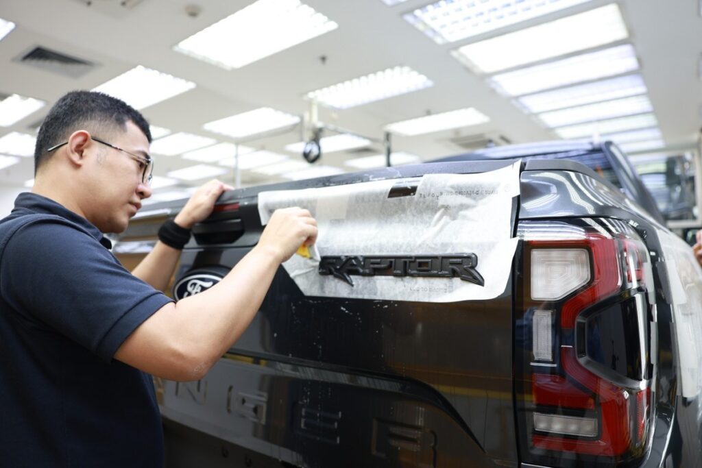 การติดตั้งสติกเกอร์กราฟิก Ford Ranger Raptor 2026 ในพื้นที่ควบคุมฝุ่น