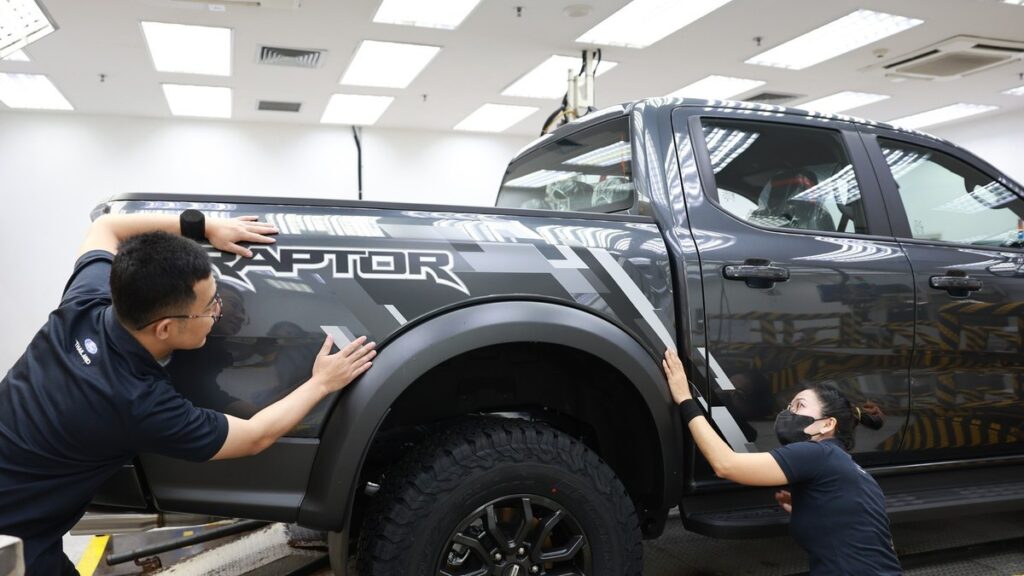 ทีมงานติดตั้งลายกราฟิก Raptor บนตัวถัง Ford Ranger Raptor 2026