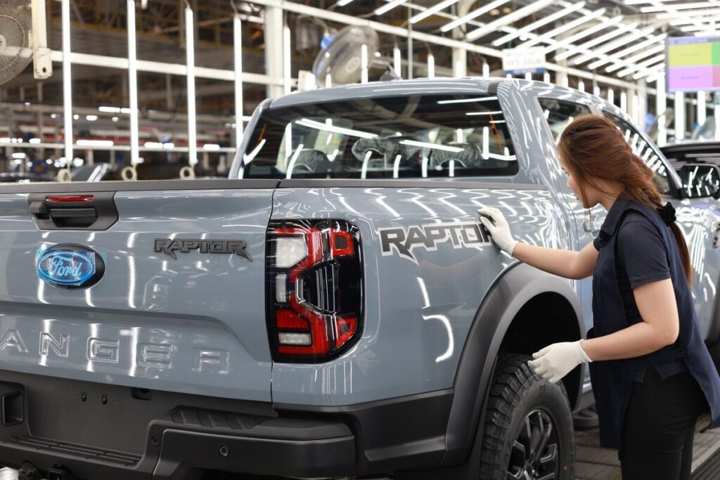 ทีมงานตรวจงานตัวถัง Ford Ranger Raptor 2026 ในโรงงาน FTM