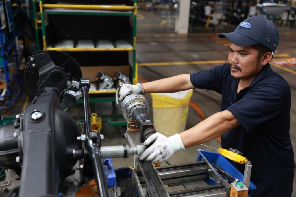 การประกอบระบบวัตต์ลิงก์ด้านหลังของ Ford Ranger Raptor 2026
