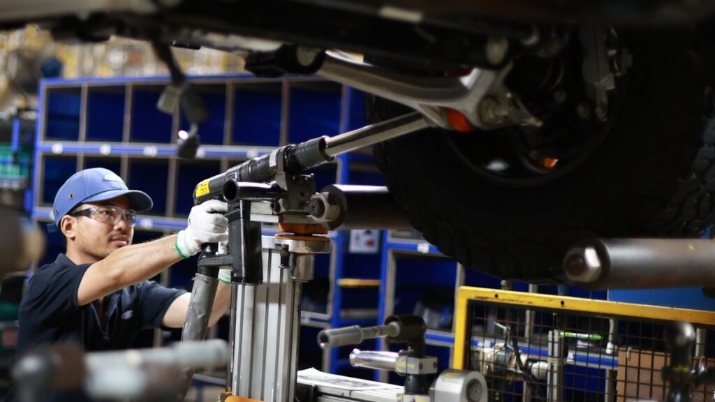 ทีมงานขันยึดช่วงล่างหลังของ Ford Ranger Raptor 2026