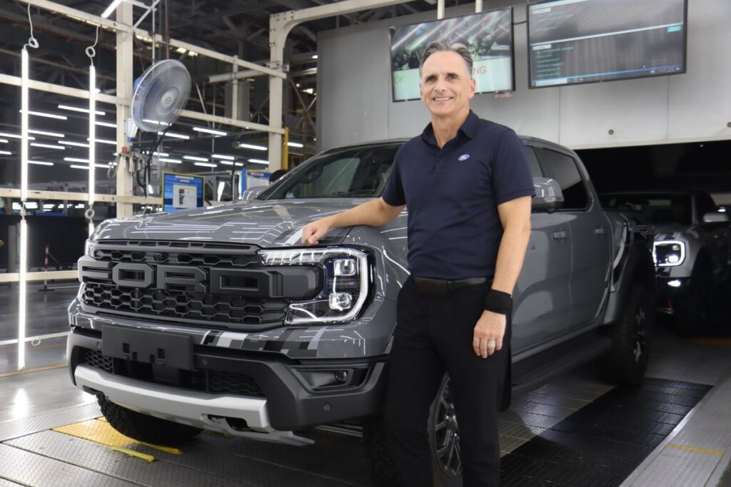 มร. วินโค ซาริค ผู้อำนวยการบริหาร โรงงานฟอร์ด ไทยแลนด์ แมนูแฟคเจอริ่ง กับ Ford Ranger Raptor