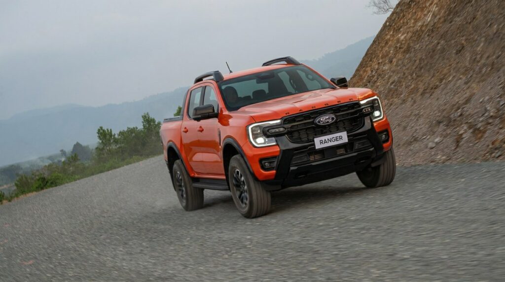 Ford Ranger Wildtrak-X 2026 สี Ignite Orange มุมด้านข้าง