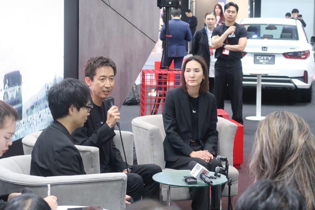 คุณโคจิ อิวานามิ ประธานและซีอีโอ ฮอนด้า ออโตโมบิล ประเทศไทย ให้สัมภาษณ์สื่อมวลชน