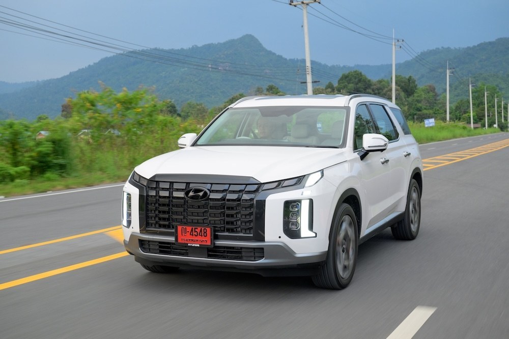 Hyundai PALISADE Diesel 2026 ขับเคลื่อนบนถนน