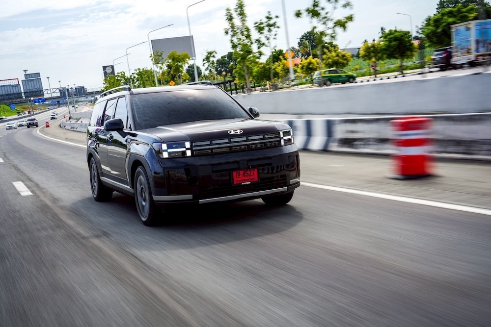 Hyundai Santa Fe Hybrid 2WD 2026 ขณะขับขี่