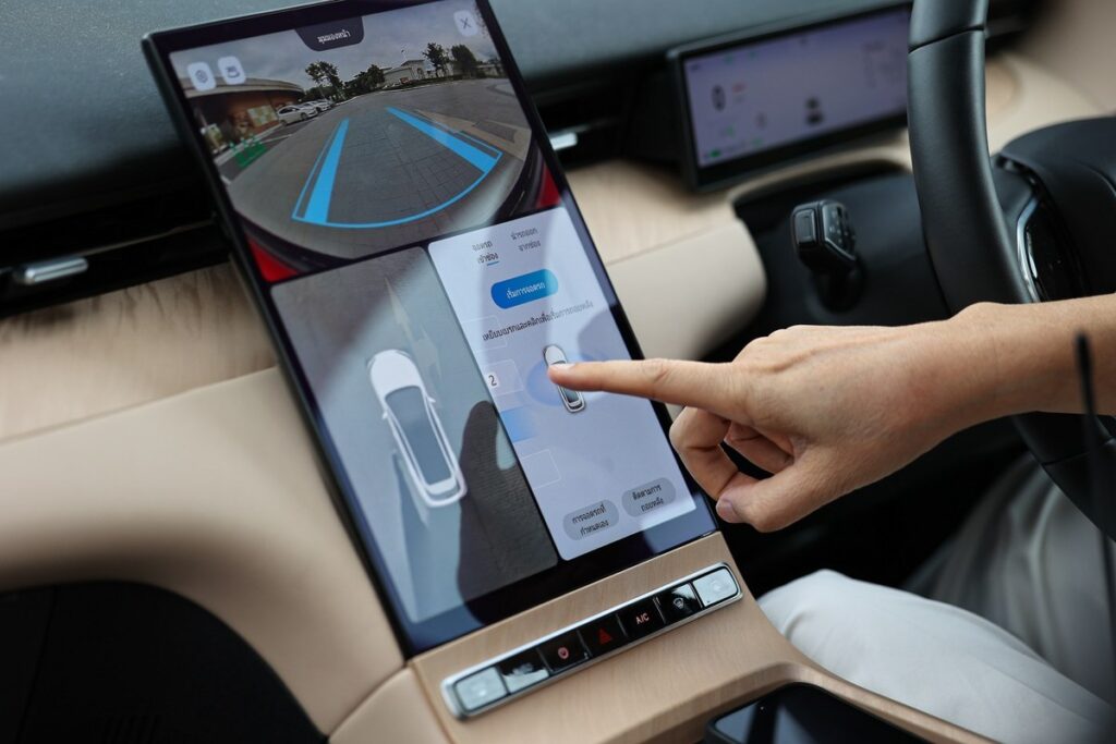 ระบบช่วยจอดอัตโนมัติและหน้าจอควบคุมใน LEPAS L6 EV 2026