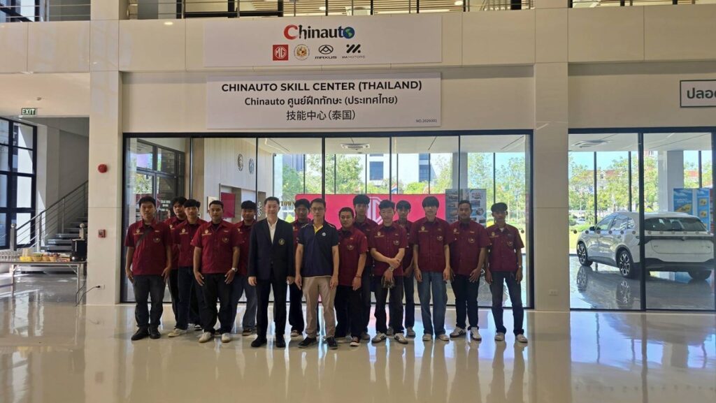 คณะผู้เข้าอบรมด้านยานยนต์ไฟฟ้า MG หน้าศูนย์ Chinauto Skill Center Thailand