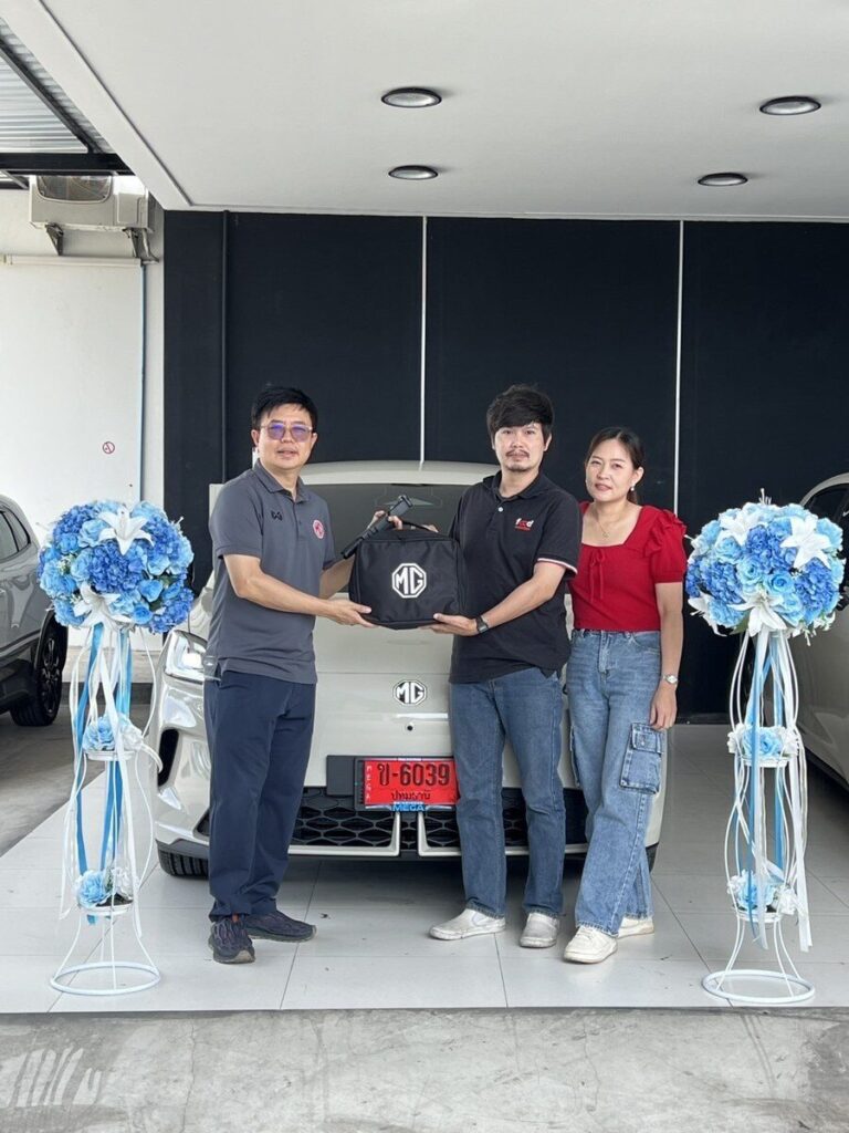 ลูกค้ารับมอบ MG URBAN 2026 สีแดงพร้อมทีมงานเอ็มจี