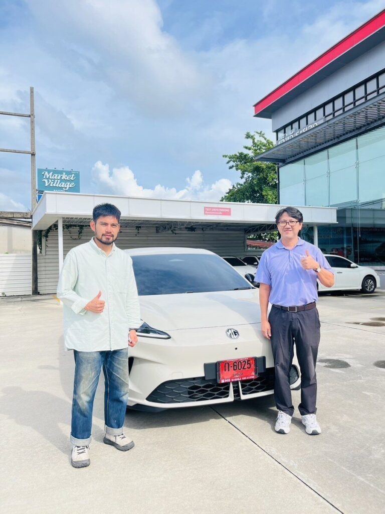 ลูกค้ารับมอบ MG URBAN 2026 สีขาวหน้าศูนย์บริการเอ็มจี
