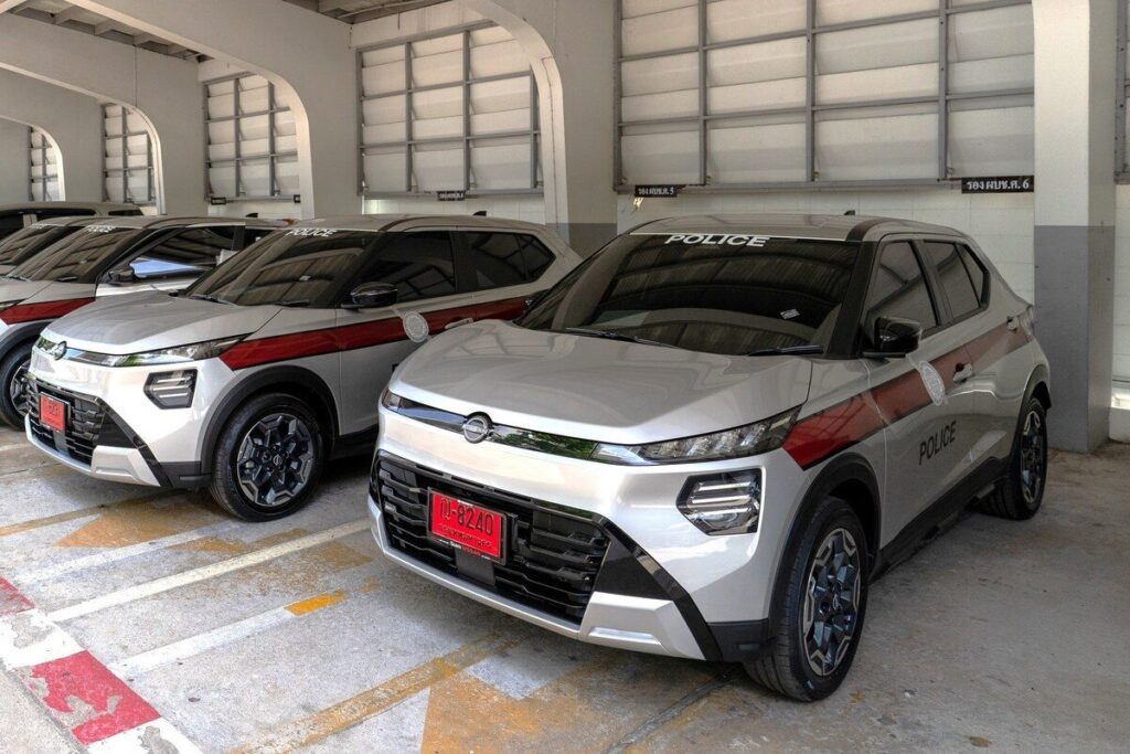 Nissan Kicks e-Power พร้อมแถบตราสำนักงานตำรวจแห่งชาติในพื้นที่ประจำการ