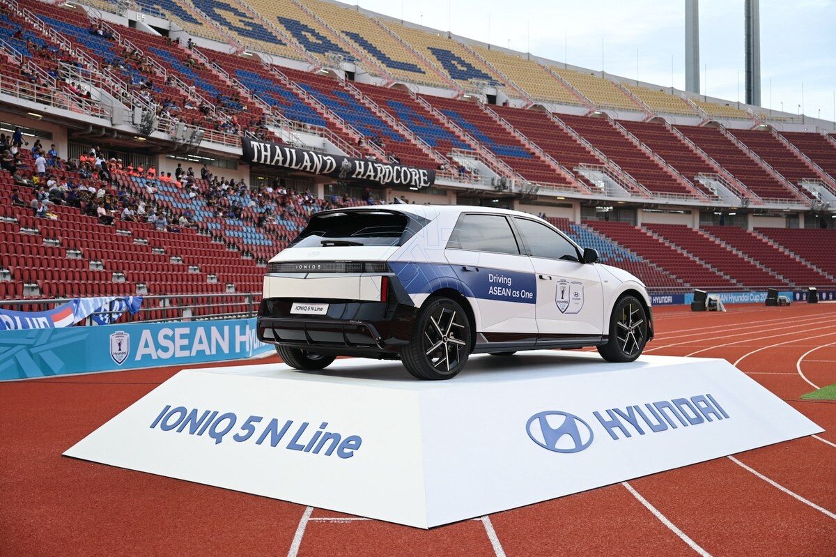 ฮุนได ประเทศไทย เชียร์ทัพช้างศึก ลุยศึก ASEAN Hyundai Cup 2026 แจกเสื้อทีมชาติไทยเมื่อทดลองขับที่โชว์รูม หลังทีมชาติไทยคว้าชัยเกมเหย้า 21