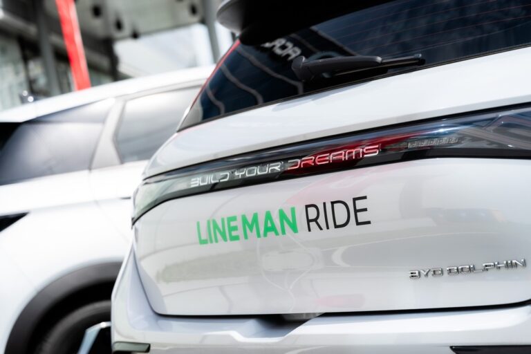 บีวายดี จับมือ LINE MAN ส่งมอบ BYD DOLPHIN 2026 เป็นรถพลังงานสะอาดผ่าน LINE MAN RIDE