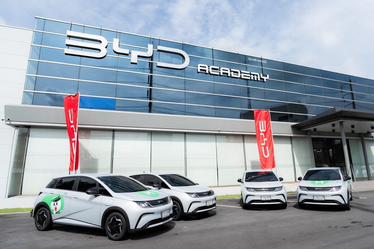 บีวายดี จับมือ LINE MAN ส่งมอบ BYD DOLPHIN 2026 เป็นรถพลังงานสะอาดผ่าน LINE MAN RIDE 3