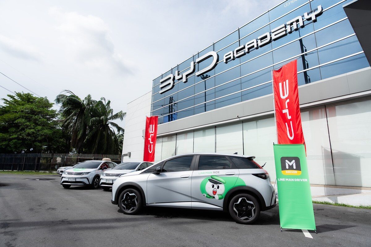 บีวายดี จับมือ LINE MAN ส่งมอบ BYD DOLPHIN 2026 เป็นรถพลังงานสะอาดผ่าน LINE MAN RIDE 4