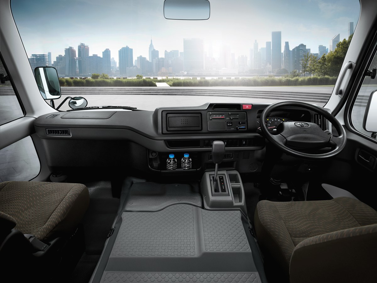 โตโยต้า เปิดตัว TOYOTA COASTER 2026 มินิบัส 20 ที่นั่ง นำเข้าจากญี่ปุ่น อัปเกรดเครื่องยนต์ 2.8 ลิตร เกียร์ออโต้ 6AT ผ่านมาตรฐาน Euro 5 7